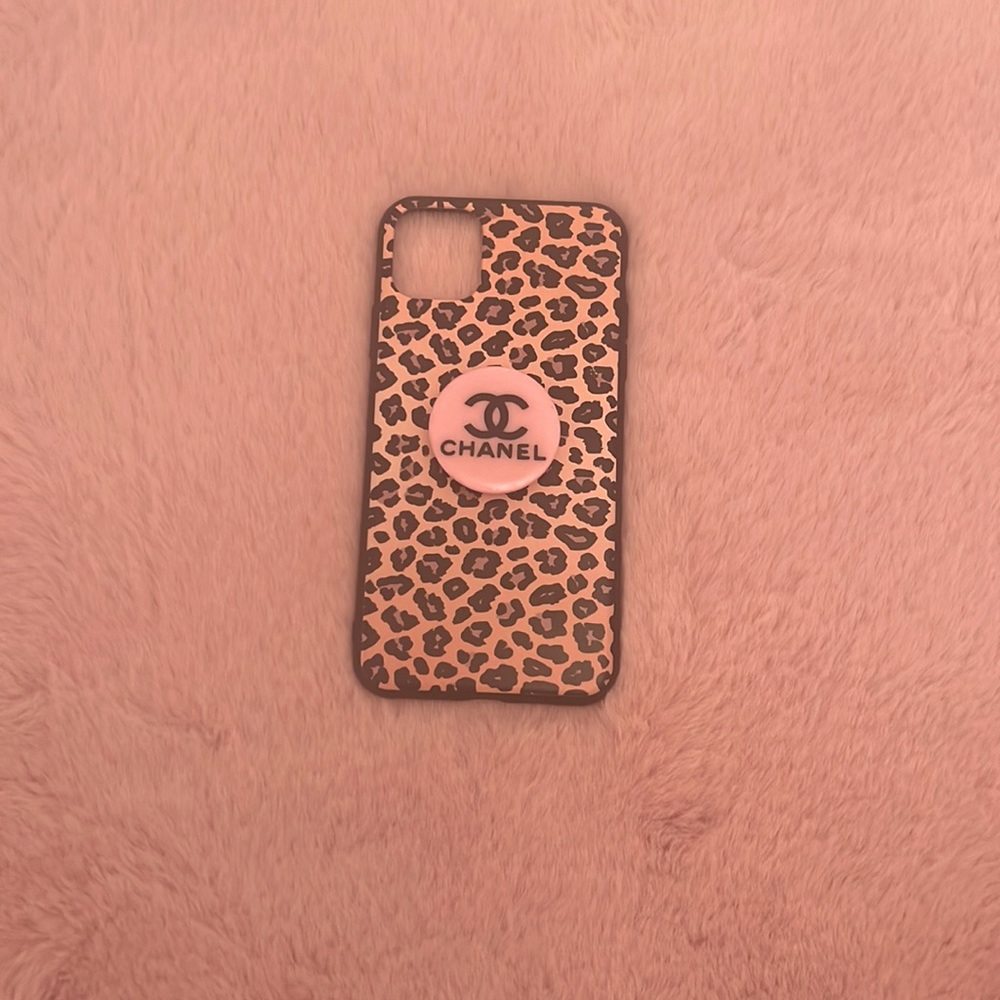 Super cute !! Comes with the pop socket and phone case!